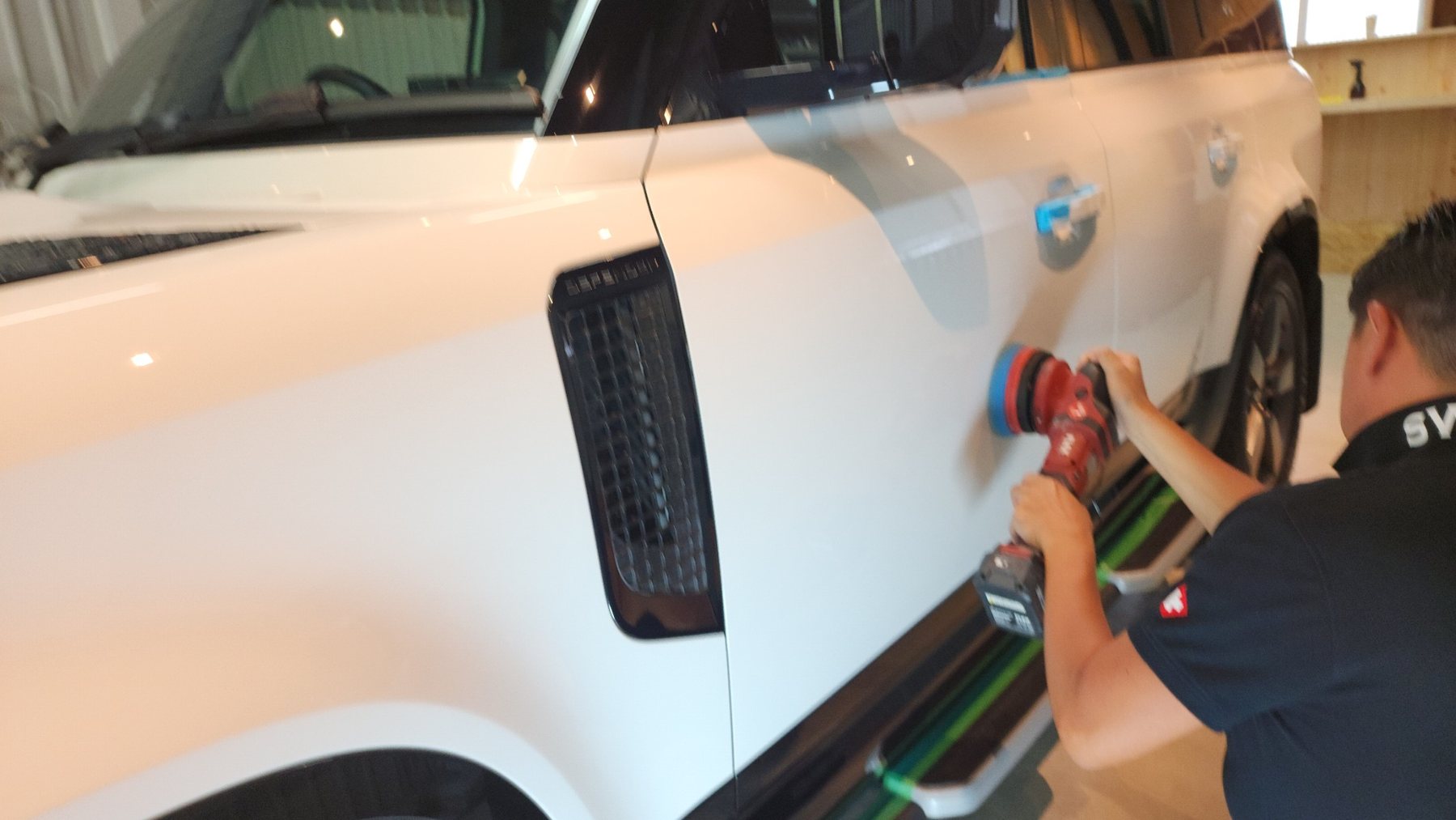 窓・車体の下地磨き